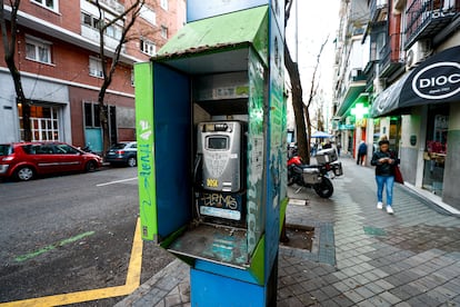 Valencia retira la última cabina de teléfonos de sus calles