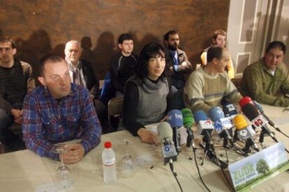 Miren Legorburu y otros miembros de la izquierda <i>abertzale,</i> ayer en una rueda de prensa.