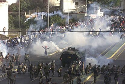 Partidarios de Chávez se enfrentan a la Guardia Nacional en los alrededores del Tribunal Supremo de Venezuela, el miércoles en Caracas.