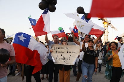 Un grupo de manifestantes en una protesta en apoyo a los carabineros, el pasado 6 de abril, en Santiago.
