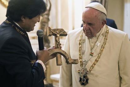 El presidente de Bolivia, Evo Morales, ha regalado al Papa Francisco un crucifijo con la hoz y el martillo durante su recorrido por el palacio de Gobierno en la ciudad de La Paz, donde el Pontífice saludo a los ministros del país andino.