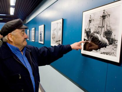 Un viejo marinero observa una fotografía de los barcos gallegos en Terranova, ayer en el Acuario de A Coruña.
