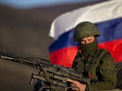 Um soldado russo numa base militar em Crimeia.