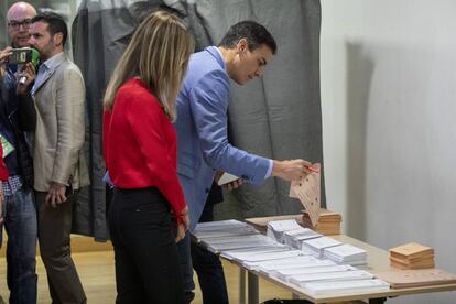 Pedro Sanchez vota en Pozuelo de Alarcon