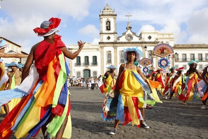 Trajes de colores en el desfile del carnaval de Salvador de Bahía.