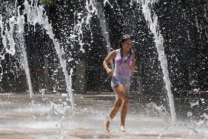 Una niña corre entre los chorros de agua en un parque en Houston, Texas, este martes.