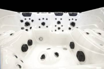 Sauna para siete personas con 123 ‘jets’, fuentes romanas, leds y altavoces de la firma Goccia (8.400 euros).