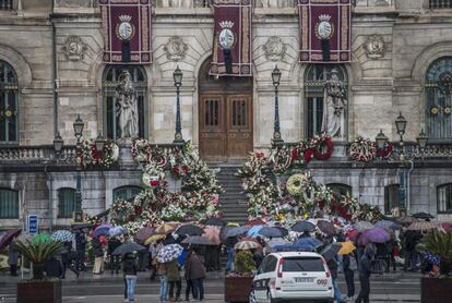 Cientos de personas continúan depositando flores en las escalinatas del Ayuntamiento de Bilbao, en el día en que se ha celebrado el funeral por Iñaki Azkuna, alcalde de la capital vizcaína.