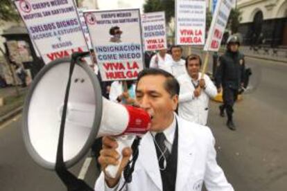 Cientos de médicos del sector público marchan hacia el Congreso de Perú en protesta por sus bajos salarios. EFE/Archivo