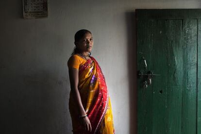 Vanita Thakur, de 23 años, está embarazada de unos nueve meses. Un médico quiere hacerle la cesárea pero ella tiene miedo porque ha oído que "dos o tres mujeres perdieron a sus bebés durante partos por cesárea” en el hospital de su distrito.