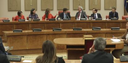 Ls integrantes la Comisión territorial, presidida por el diputado socialista , José Enrique Serrano.