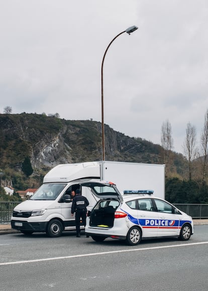 Control policial en Behobia.