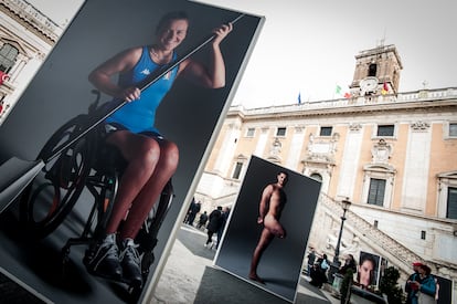 Algunas de las fotografías de la exposición 'Desnudos. Discapacidad sin adjetivos' de Oliviero Toscani, promovida por el Comité Paralímpico Italiano, el 03 de diciembre de 2019 en la Piazza del Campidoglio de Roma.