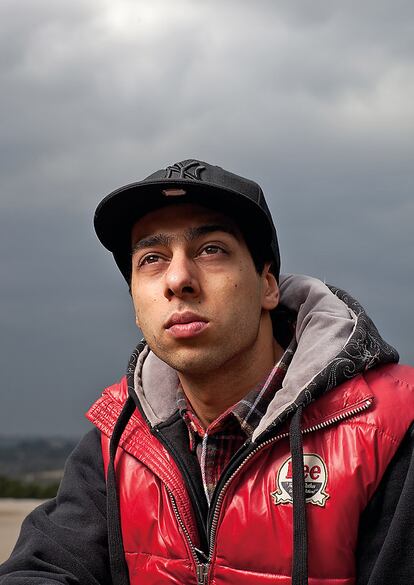 "Millones de personas con la misma bandera. Quieren algo que no tienen" Nacido en Palestina. Cantante de 'hip-hop' y actor. 23 años. Saad <i>El Roach</i>es el nombre artístico de un ciudadano del mundo. Dice: "Mi abuelo nació y murió en esta guerra; mi padre, igual. Pero yo espero morirme habiendo visto un cambio".