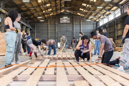 Un momento de la construcción del templo de Burning Man en una nave de Oakland.
