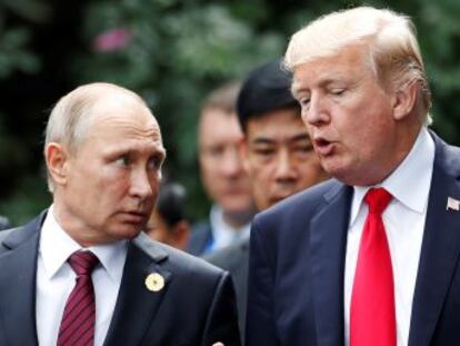 El presidente de EEUU acepta el desmentido del líder ruso en una charla informal en Hanoi