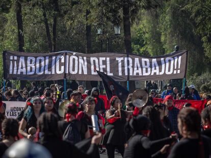 Cientos de personas salen a protestar por el Día Internacional de los Trabajadores en Santiago de Chile, el 1 de mayo de 2023.