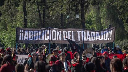 Cientos de personas salen a protestar por el Día Internacional de los Trabajadores en Santiago de Chile, el 1 de mayo de 2023.