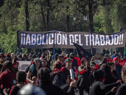 Cientos de personas salen a protestar por el Día Internacional de los Trabajadores en Santiago de Chile, el 1 de mayo de 2023.