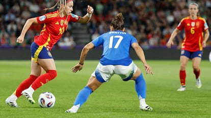 La defensa italiana Lisa Boattin pelea un balón ante la delantera española Athenea del Castillo, autora del gol del triunfo de España.