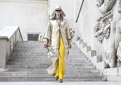 Una modelo lleva un diseño de Rick Owens en la Semana de la Moda de París.