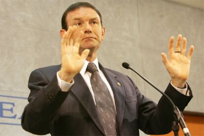 El <i>lehendakari,</i> Juan José Ibarretxe, durante su comparecencia.