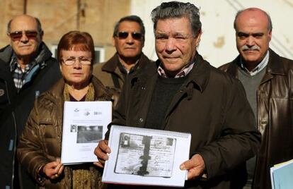 Pilar Alcorisa y su marido Luis Romero (centro), junto a Matías Alonso y otros miembros de la Asociación de la memoria Histórica.