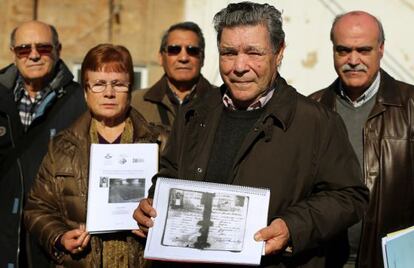 Pilar Alcorisa y su marido Luis Romero (centro), junto a Mat&iacute;as Alonso y otros miembros de la Asociaci&oacute;n de la memoria Hist&oacute;rica.  