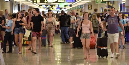 Turistas en el aeropuerto de Palma de Mallorca en el verano de 2019.