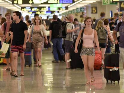 Turistas en el aeropuerto de Palma de Mallorca en el verano de 2019.