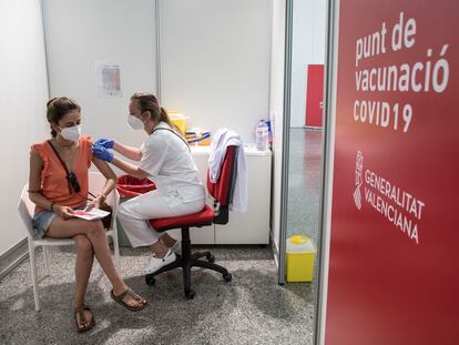 Una joven recibe la primera dosis de la vacuna, este miércoles en Valencia.