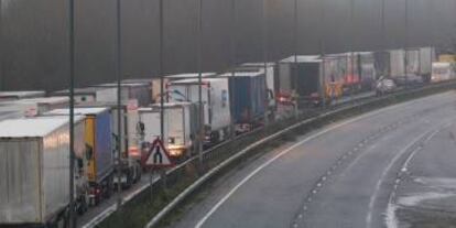 Los camiones hacen cola en la A2, a las afueras de Dover, Gran Bretaña.