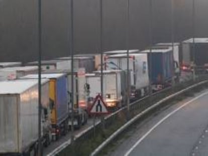 Los camiones hacen cola en la A2, a las afueras de Dover, Gran Bretaña.