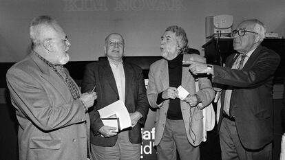 De izquierda a derecha, Gonzalo Suárez, Edgardo Cozarinsky, Alain-Robbe Grillet y Roman Gubern, en un simposio sobre cine en 1999.