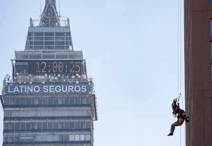 Servicios de emergencia durante una simulación en Ciudad de México.