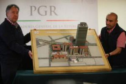 Dos personas muestran la maqueta de la torre de PEMEX ayer 4 de febrero de 2013, durante una rueda de prensa en Ciudad de México (México). EFE/Archivo