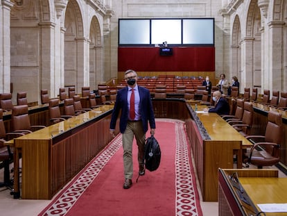 El portavoz parlamentario de Vox, Manuel Gavira, a su llegada a la sesión plenaria que ha tenido lugar este miércoles en el Parlamento de Andalucía, en Sevilla.