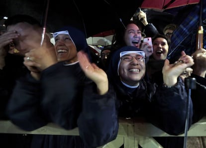 Unas monjas muestran su alegría al conocer la elección del nuevo papa, Francisco, en la plaza de San Pedro en el Vaticano.
