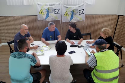 Reunión de los miembros de la plataforma contra de la instalación de la central eléctrica, en Gatika a finales de mayo.