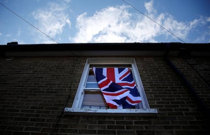 La bandera británica, en una vivienda de Londres.