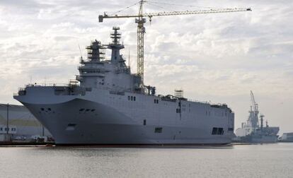 Los dos portahelicópteros vendidos a Egipto, en el puerto francés de Saint-Nazaire, el pasado 21 de noviembre.