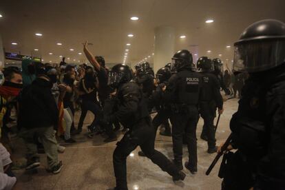Enfrentamiento entre la Policía Nacional y los manifestantes, en el aeropuerto de El Prat, este lunes.