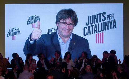 Carles Puigdemont interviene por videoconferencia en el acto de inicio de campaña de JxCat. 