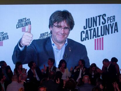 Carles Puigdemont interviene por videoconferencia en el acto de inicio de campaña de JxCat. 