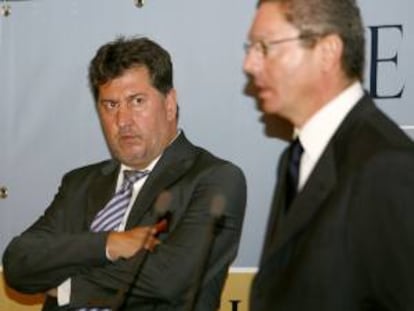 El presidente de Hotusa, Amancio López (iz), junto exalcalde de Madrid, Alberto Ruiz-Gallardón (d). EFE/Archivo
