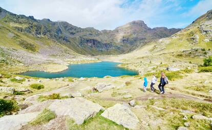 Excursionistas junto al estany Imprimador, en Tristaina (Andorra).