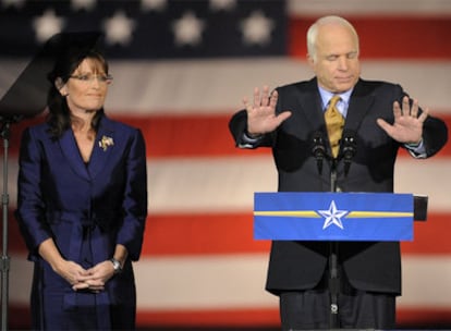 John McCain pide contención a sus seguidores tras aceptar la derrota electoral. A su derecha, la candidata a la vicepresidencia, Sarah Palin.