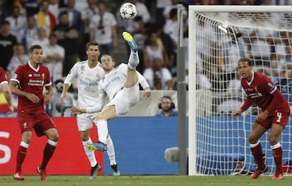 Gareth Bale anota de chilena el segundo gol para el Real Madrid durante la final de la Champions League disputada contra el Liverpool en Kiev, el 26 de mayo de 2018.