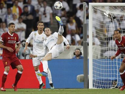 Gareth Bale anota de chilena el segundo gol para el Real Madrid durante la final de la Champions League disputada contra el Liverpool en Kiev, el 26 de mayo de 2018.