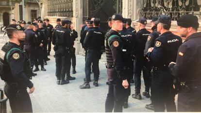 Un grupo de policías acude este domingo a votar en la Delegación de Gobierno de Barcelona.